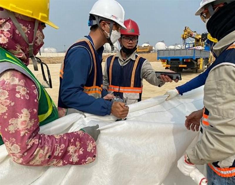 Vải địa kỹ thuật TS30 đóng vai trò quan trọng trong việc gia cố nền đất yếu, tăng cường khả năng chịu tải của công trình.jpg